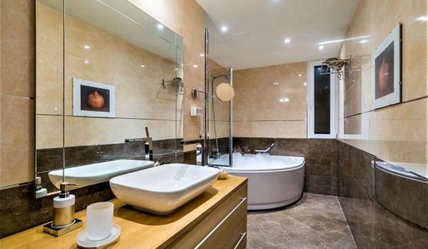 Bathtub and sink in the bathroom of the Dubrovnik seafront villa with concierge service and private pool