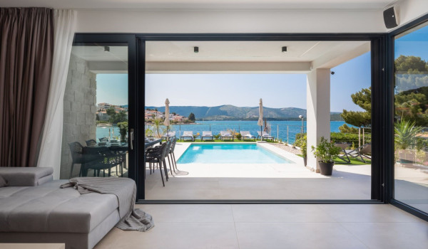 Modernly decorated living room with a fully equipped kitchen and a view of the sea