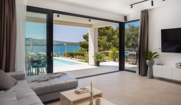 Modernly decorated living room with a fully equipped kitchen and a view of the sea