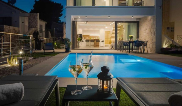 The night ambience of the Croatian luxury villa for rent and vacation L'Amour for a vacation with the family