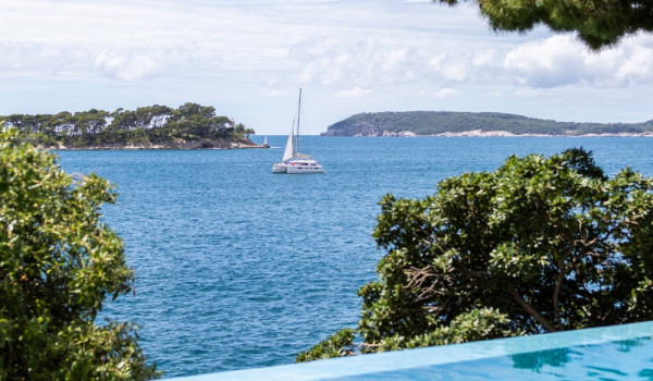 Private infinity pool overlooking the sea in the luxury beachfront villa Sea Diamant in Dubrovnik
