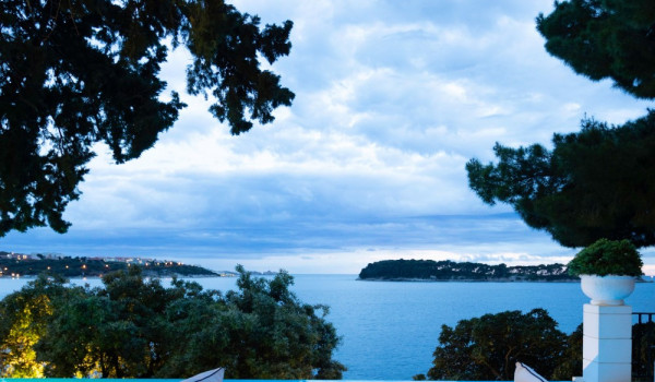 Private infinity pool overlooking the sea in the luxury beachfront villa Sea Diamant in Dubrovnik
