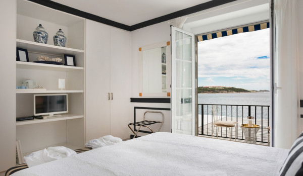 Bedroom with king size bed and direct entrance to the terrace of the luxury beachfront villa in Dubrovnik with private parking