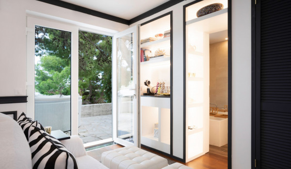Bedroom with en suite bathroom of the luxury villa Sea Diamant with private pool
