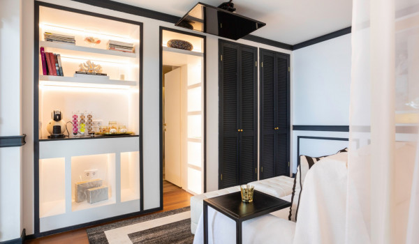 Bedroom with en suite bathroom of the luxury villa Sea Diamant with private pool