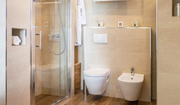 Tub, shower, toilet and bidet in the en suite bathroom of the luxury villa Dubrovnik Sea Diamant with private pool