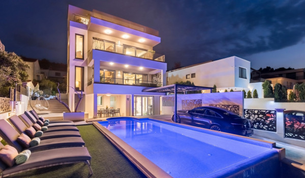 Luxury Villa Destiny Ciovo s grijanim bazenom na plaži