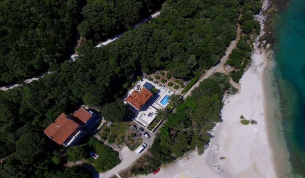 View from above of the luxury Croatian villa Dubrovnik Oasis and it's proximity to the sandy beach