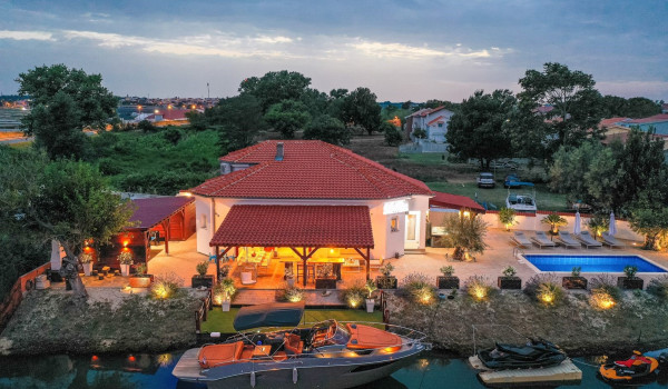 Luksuzna vila Perla Aenona s bazenom i jacuzzijem u Ninu