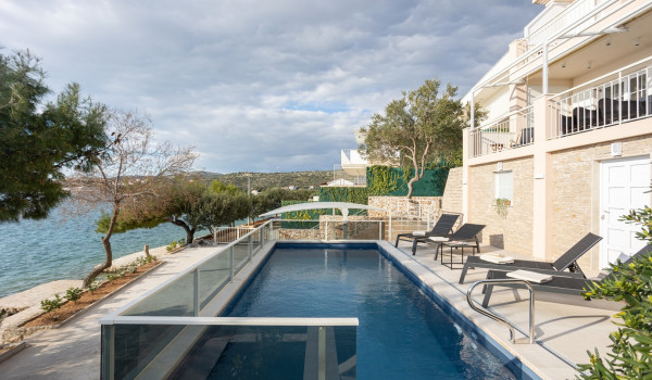 Роскошная Bилла Sea Hug Rogoznica с бассейном на пляже