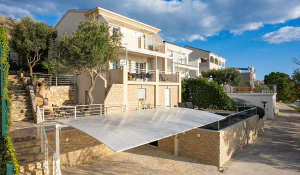 Covered parking of the Luxury villa Sea Hug