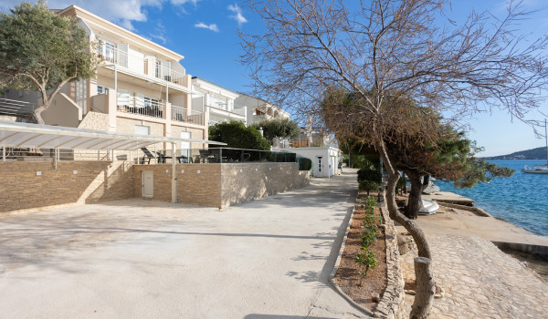 Covered parking of the Luxury villa Sea Hug