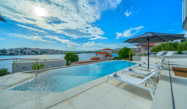 Роскошная вилла Azur Luxe на берегу моря с подогреваемым бассейном  в Рогознице