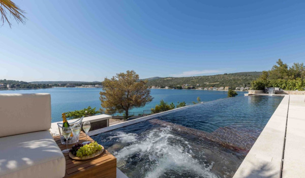 Роскошная вилла на берегу моря Smart Sienna Rogoznica с бассейном