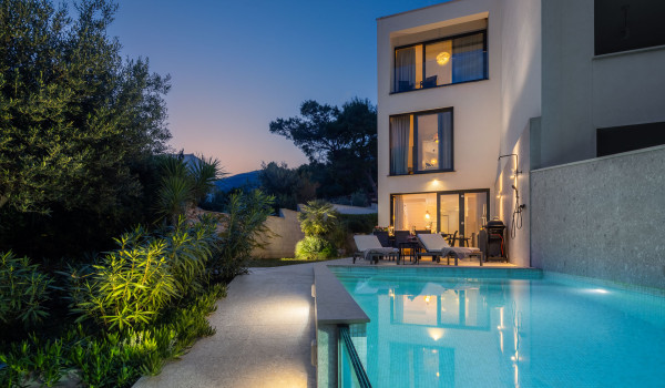 Luksuzna Beachfront Villa Manera Bol s grijanim bazenom