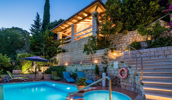 Privatni bazen na terasi luksuzne vile za obiteljski odmor uz concierge uslugu