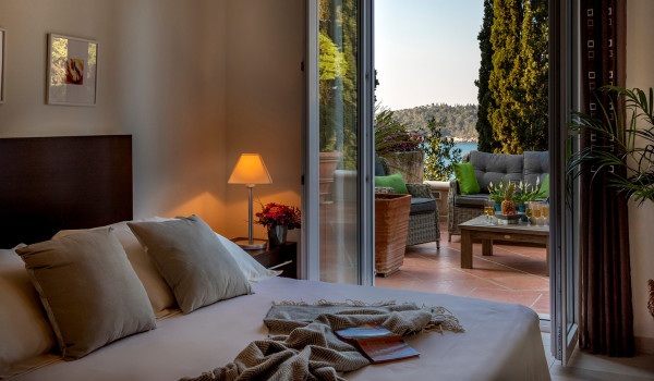 Bedroom with king size bed and direct entrance to the terrace of the luxury vacation villa with concierge service and private pool