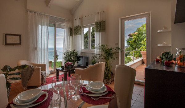 Dining area of the Dubrovnik seafront villa with private pool and jacuzzi