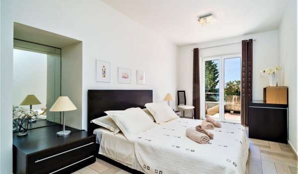Queen size bed in a seafront luxury villa for vacation by the sea in Dubrovnik