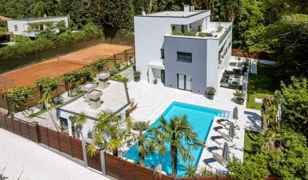 Fenced courtyard of the modern newly built villa Velvet Bourbon next to the pine woods and tennis courts