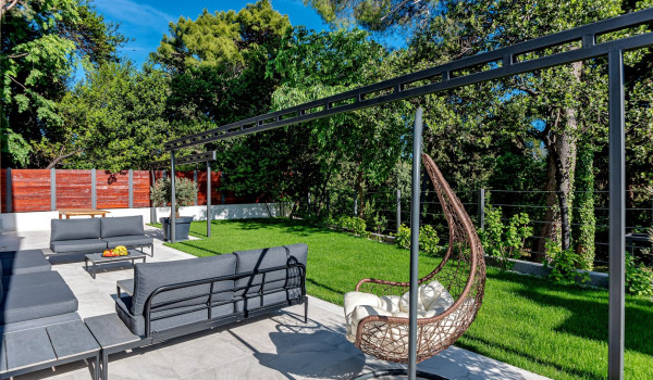 Fenced garden with seating area in front of the modern holiday villa Velvet Bourbon Split