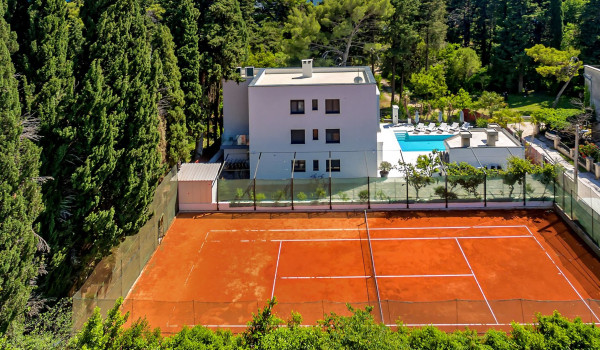 Property of the villa for rent and vacation with pool and fenced tennis court