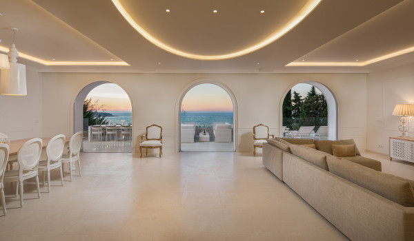 View of the living room with corner furniture and dining room and exit to the outdoor terrace in the luxury villa Primosten Glamour in Primosten