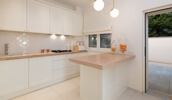 Fully equipped kitchen of Croatia luxury holiday villa with stove, oven and kitchen bar for rent in Primosten