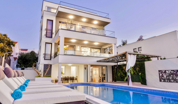 Luxury beachfront villa with 2 heated pools, sauna and jacuzzi