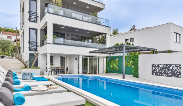 Luxury beachfront villa with 2 heated pools, sauna and jacuzzi