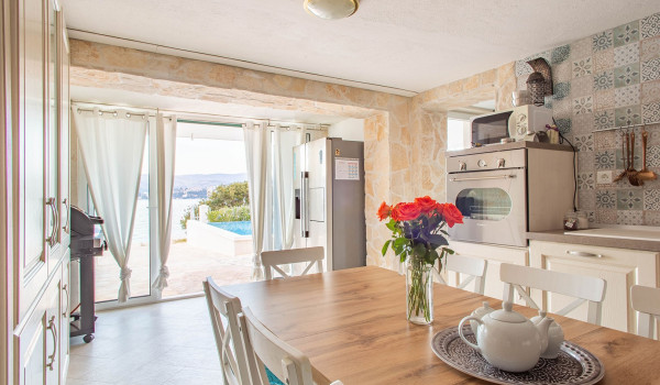 Luxury Beachfront pet friendly villa in Trogir - ground floor of the villa with kitchen, dining area, mobile grill and bathroom