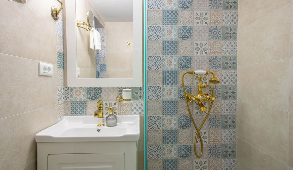 Luxury Beachfront pet friendly villa in Trogir - ground floor of the villa with kitchen, dining area, mobile grill and bathroom