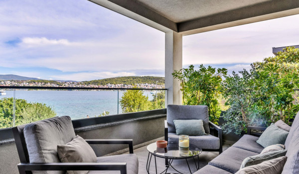 Luxury Beachfront pet friendly villa for 16 pax in Trogir - outdoor dining are with sea view