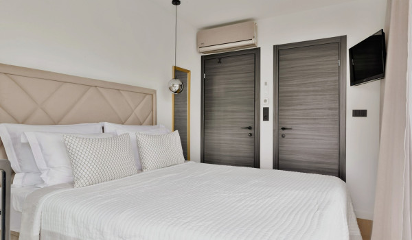 Luxury Beachfront pet friendly villa for 16 pax in Trogir - air conditioned bedroom with king size bed, en suite bathroom with shower