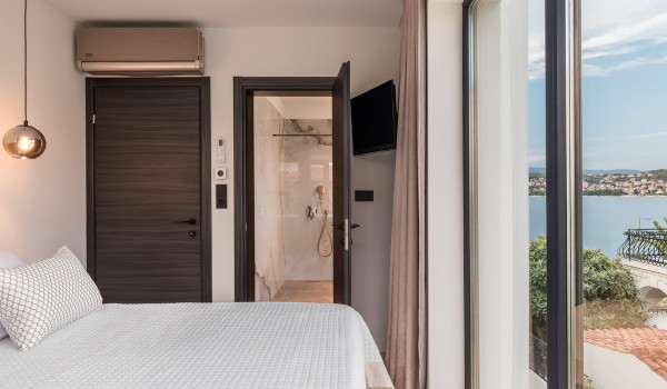Luxury Beachfront pet friendly villa for 16 pax in Trogir - air conditioned bedroom with king size bed, en suite bathroom with shower