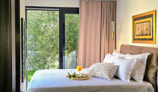 Luxury Beachfront pet friendly villa for 16 pax in Trogir - air conditioned bedroom with king size bed