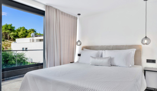 Luxury Beachfront pet friendly villa for 16 pax in Trogir - air conditioned bedroom with king size bed