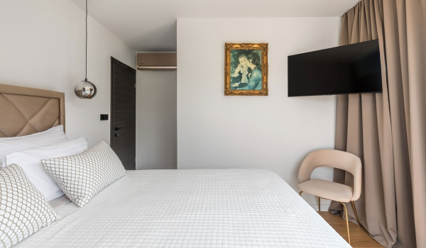 Luxury Beachfront pet friendly villa for 16 pax in Trogir - air conditioned bedroom with king size bed