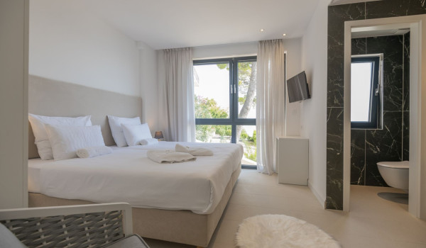 Bedroom with en suite bathroom, double bed and LCD TV in luxury villa for rent and vacation Glorious Brela in Brela