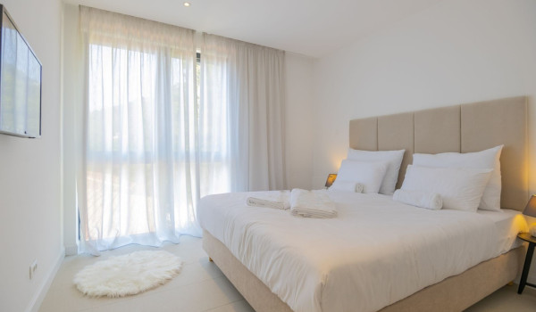 Double bed in a spacious bedroom in the luxury villa Glorious Brela with private pool and sauna in Brela