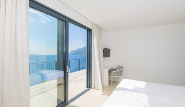 Your own balcony with a sea view and a double bed in the luxurious holiday villa Glorious Brela in Brela